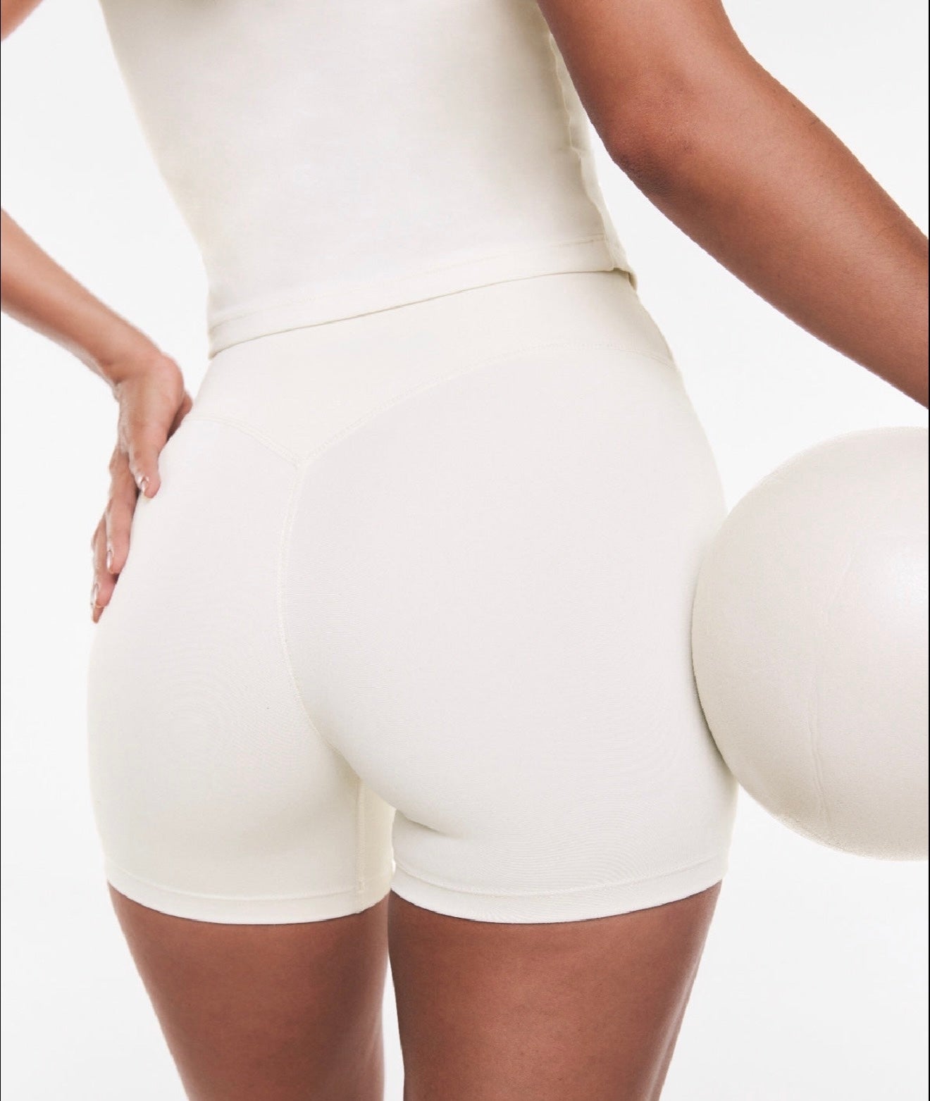Form Invisible Scrunch Shorts Vanilla